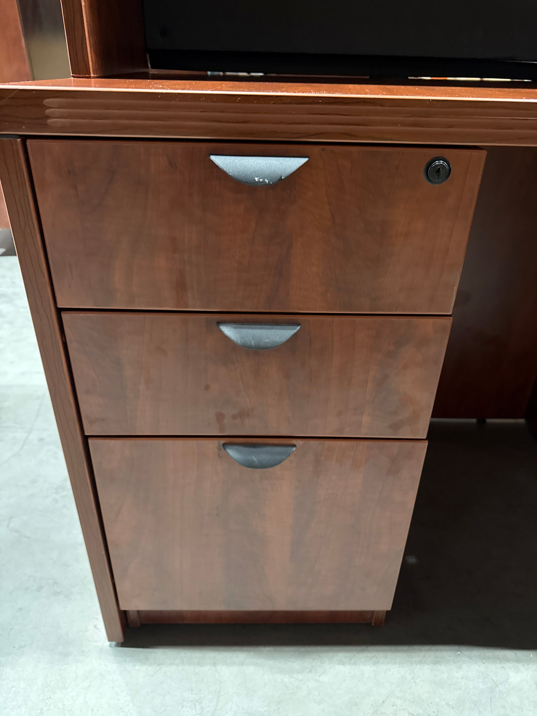 L-Shape Desk w/Hutch and BBF Ped