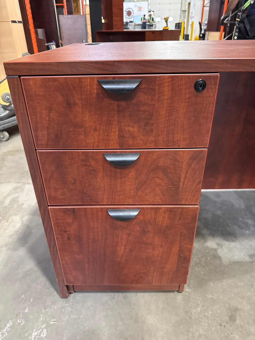 L-Shape Desk w/BBF Ped