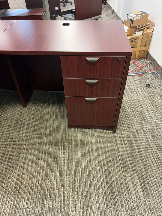 L-Shape Desk w/BBF, FF Peds