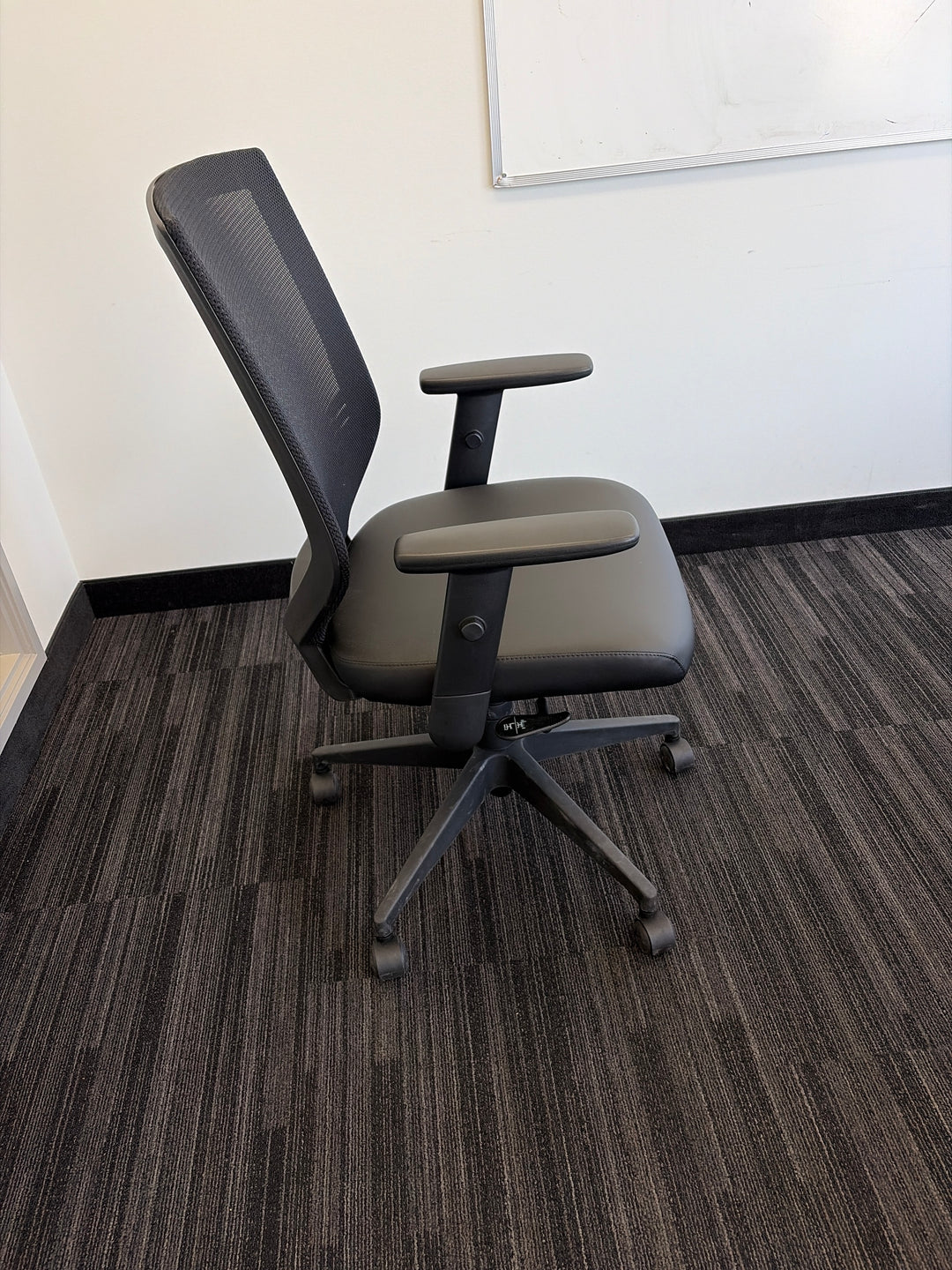 Mesh Back Task Chair w/Leather Seat
