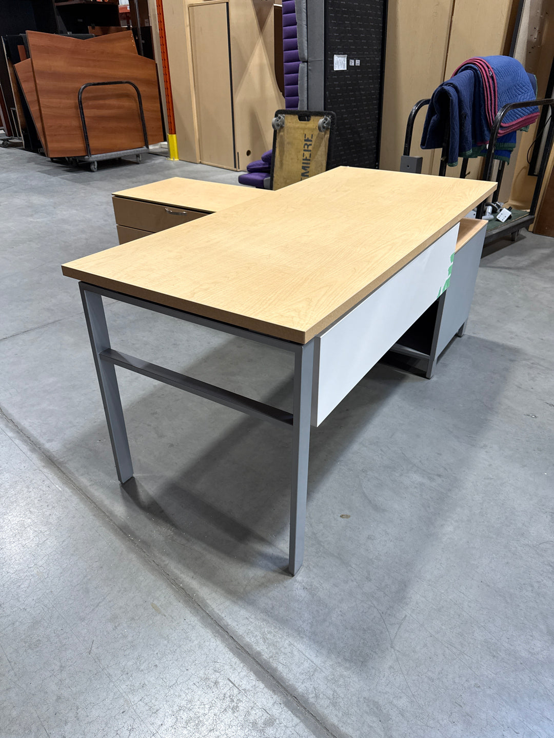 L-Shape Desk w/Lower Credenza
