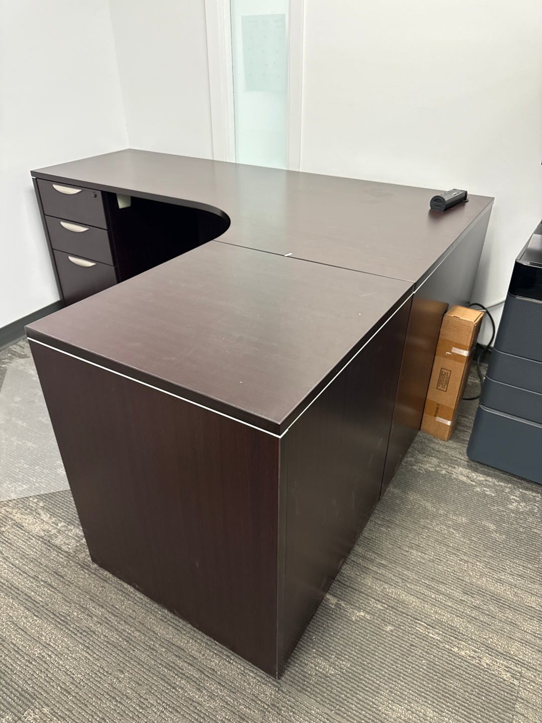 L-Shape Desk w/BBF, FF Peds
