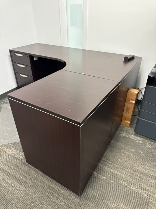 L-Shape Desk w/BBF, FF Peds
