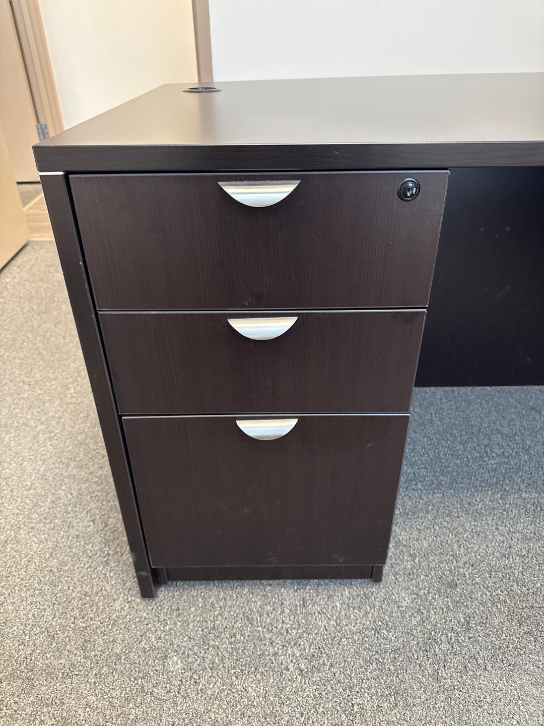 Bow Front L-Shape Desk w/Hutch and BBF Ped (Chip On Hutch Door)