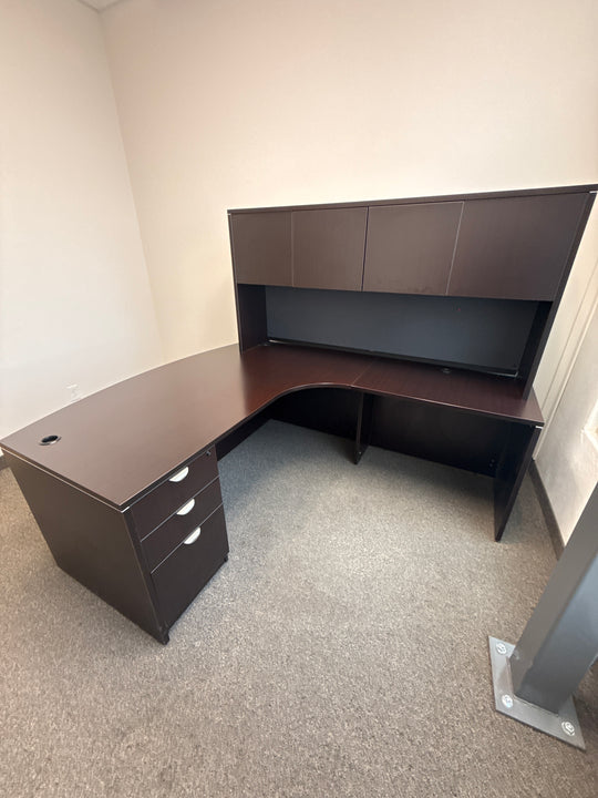 Bow Front L-Shape Desk w/Hutch and BBF Ped (Chip On Hutch Door)