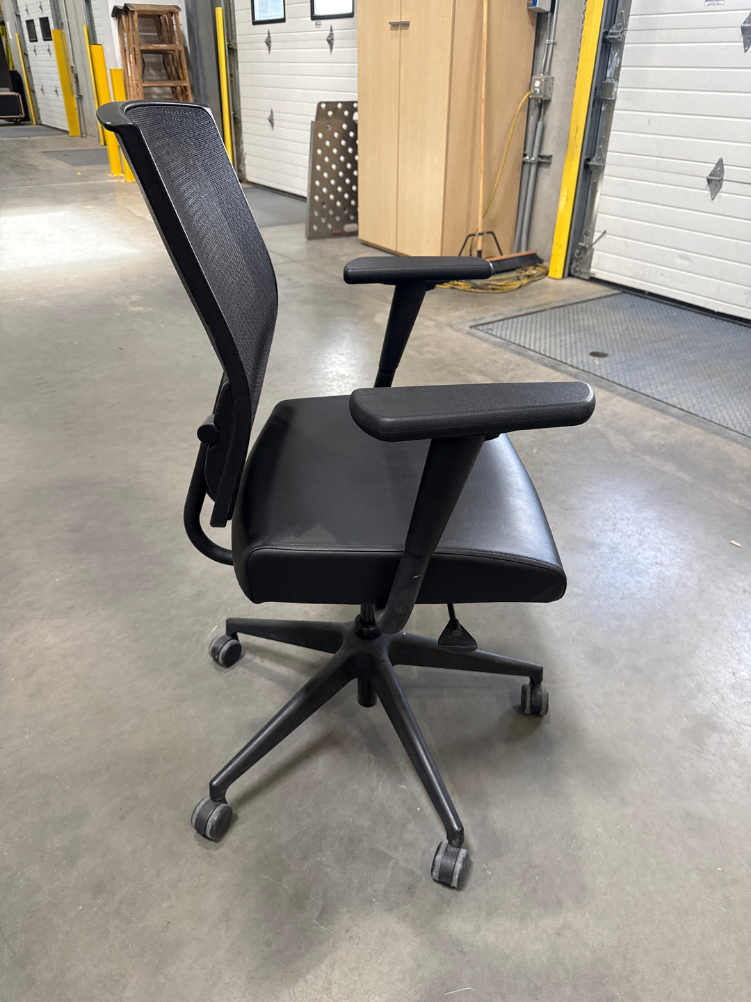 SitOnIt Seating Mesh Back Task Chair w/Leather Seat