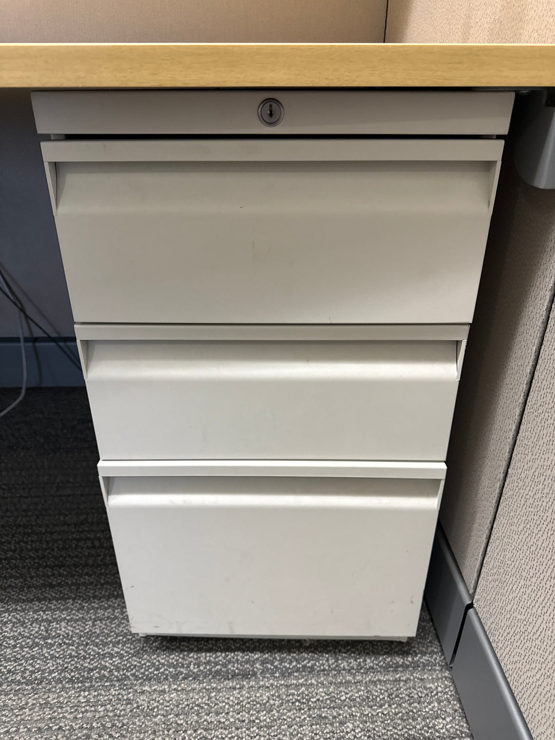 Teknion 6'x 6' L-Shape Workstation w/Overheads, BBF Peds