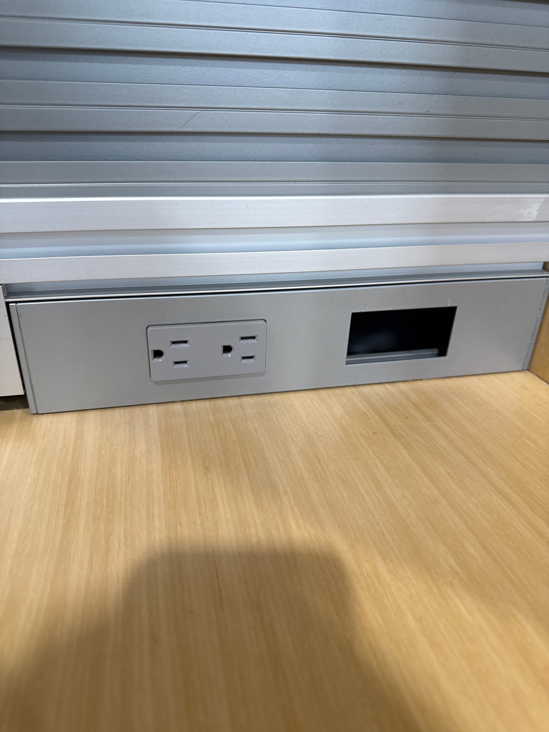 Teknion L-Shape Desk w/Hutch, BBF Ped