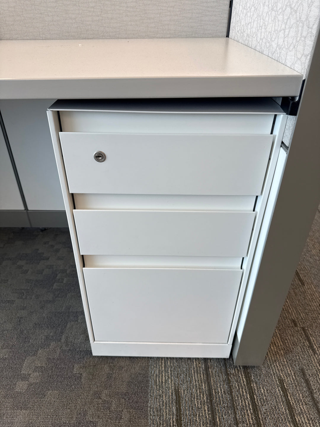 Steelcase 5’  6-Pod Touchdown Station
