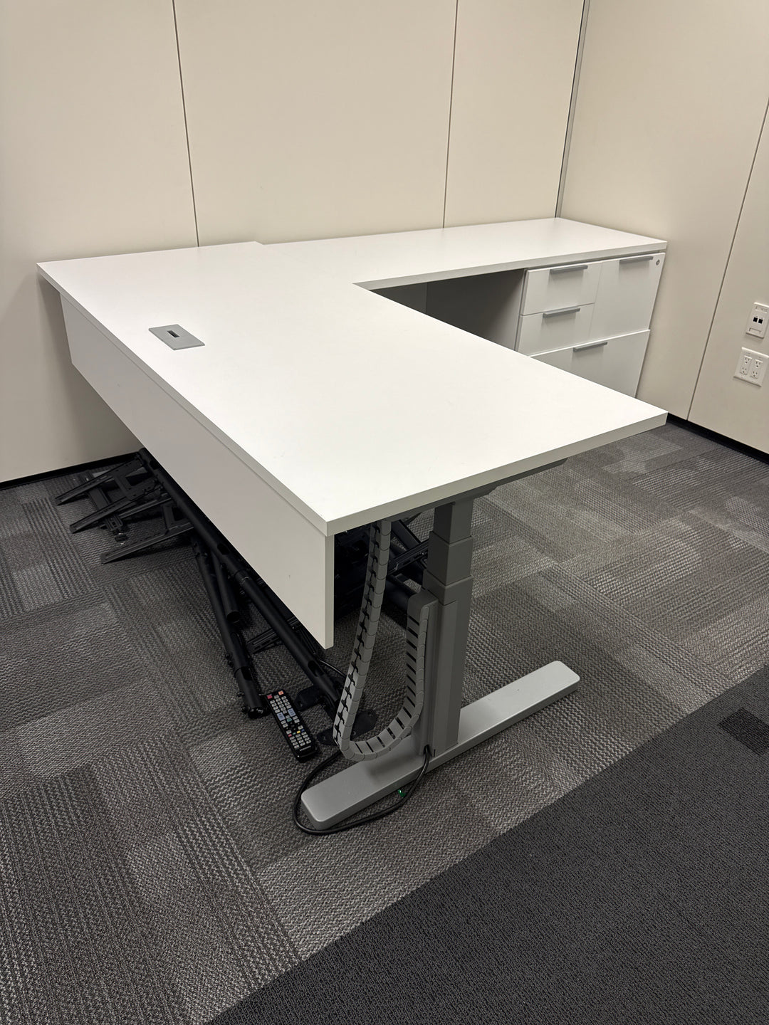 L-Shape Desk w/Sit Stand and BBFLF