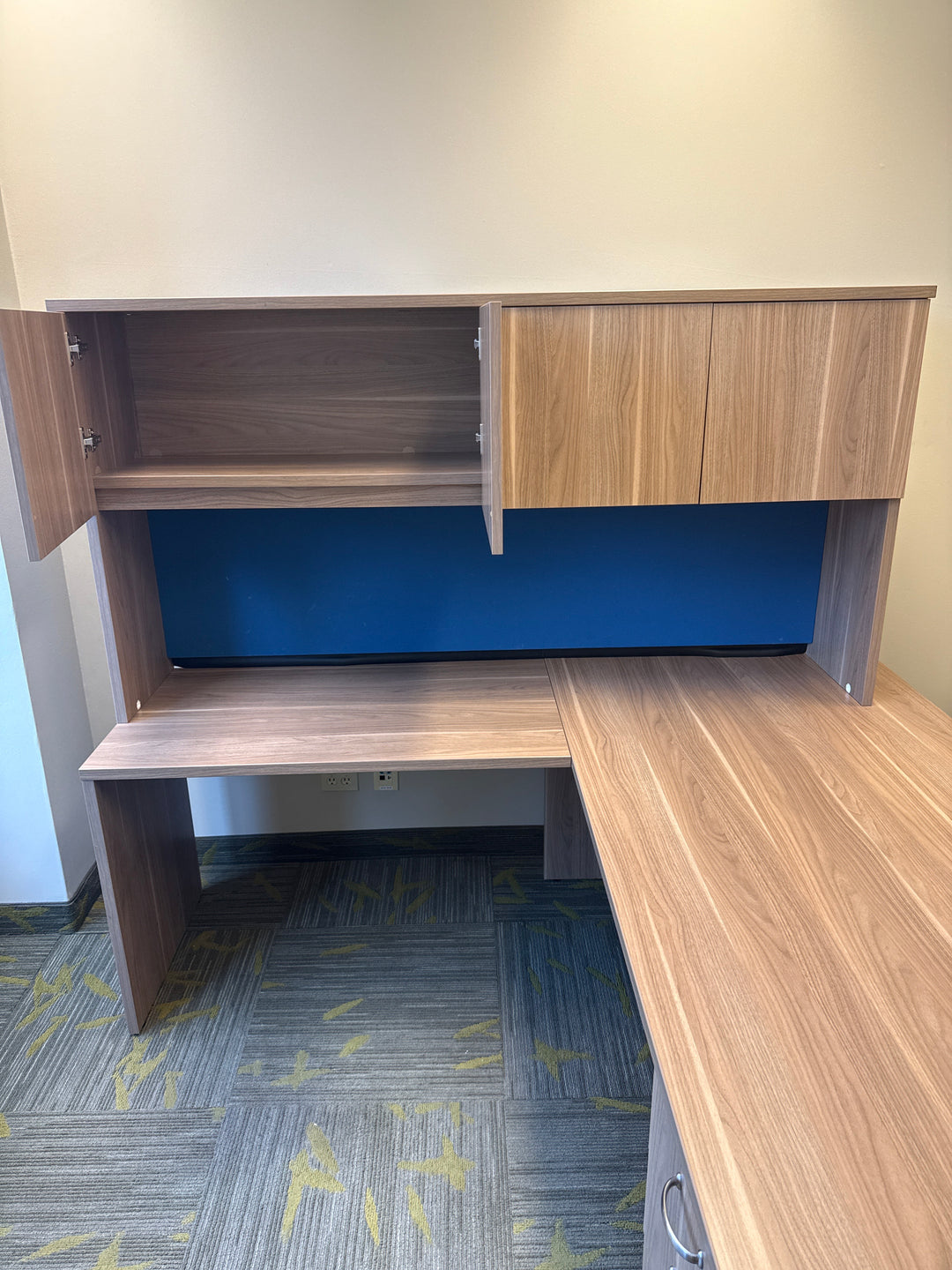 Steelcase L-Shape Desk w/Hutch, BBF Ped