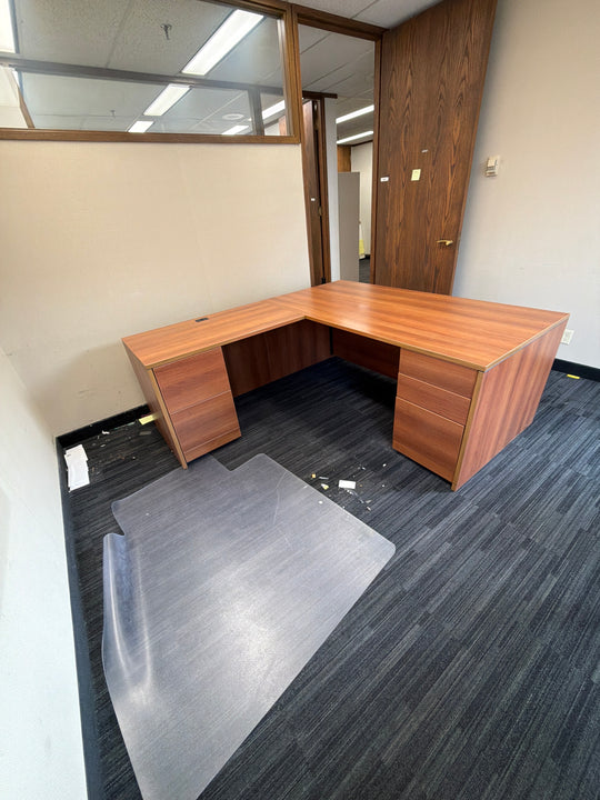 L-Shape Desk w/BBF, FF Peds