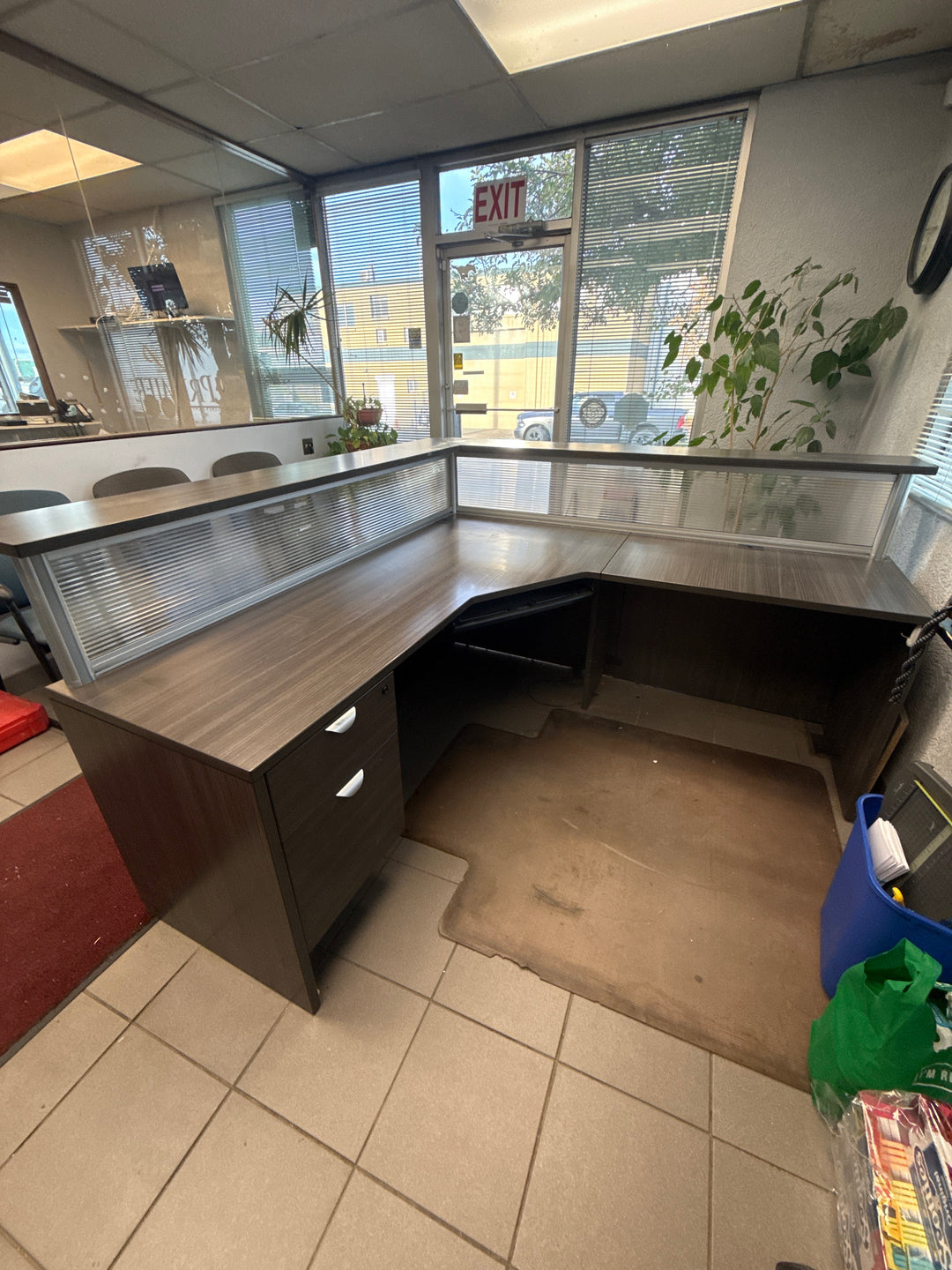 L-Shape Reception Desk w/BF Ped