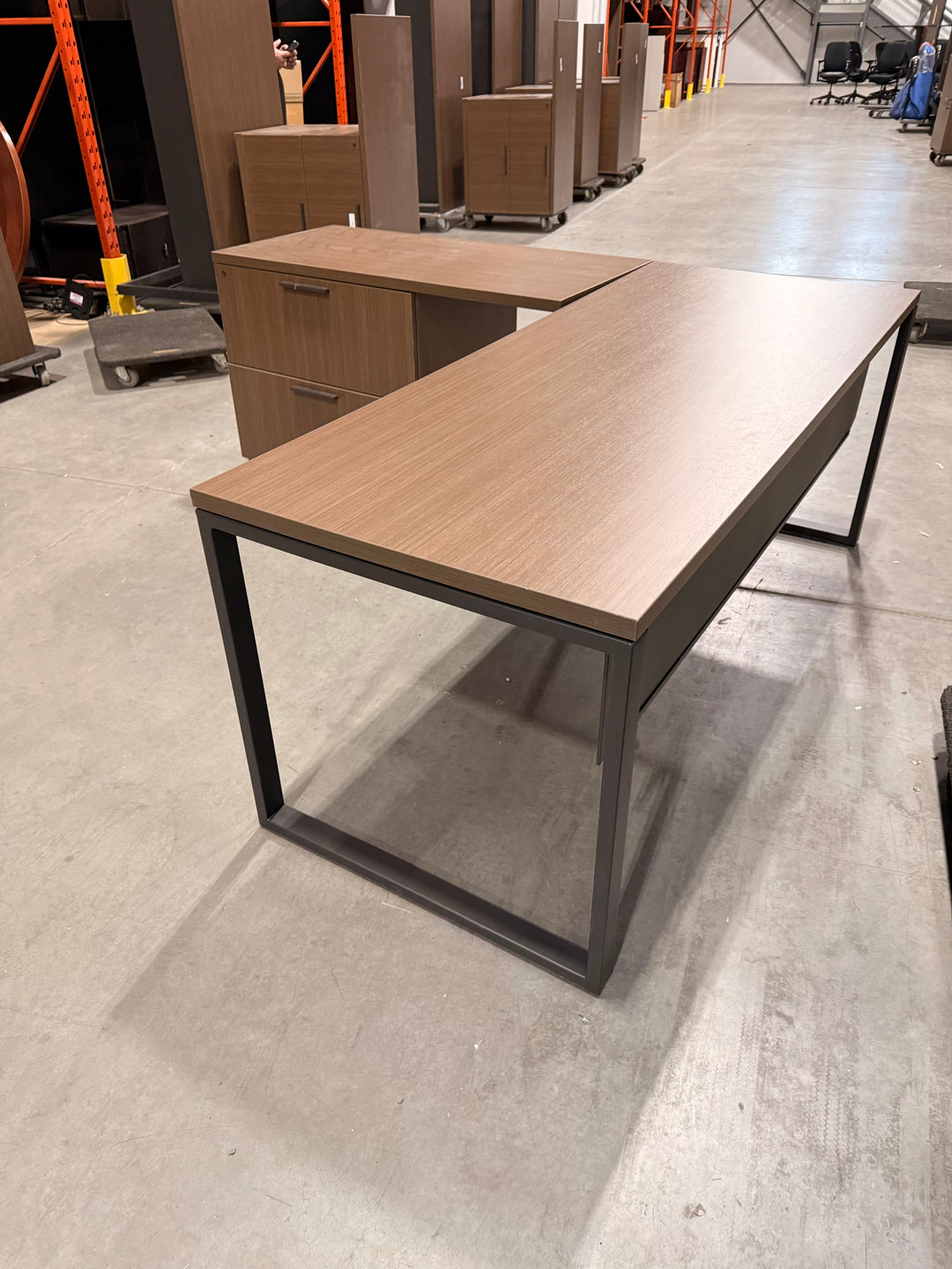 L-Shape Desk w/2-High Lat