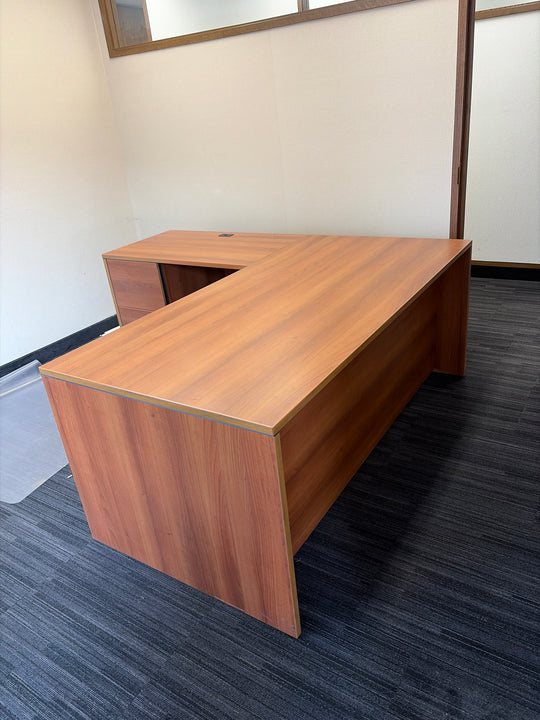 L-Shape Desk w/BBF, FF Peds