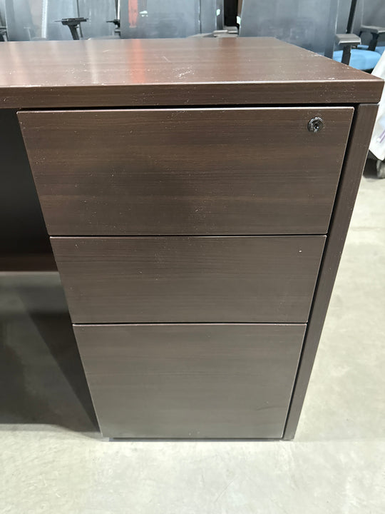 L-Shape Desk w/2 BBF Peds