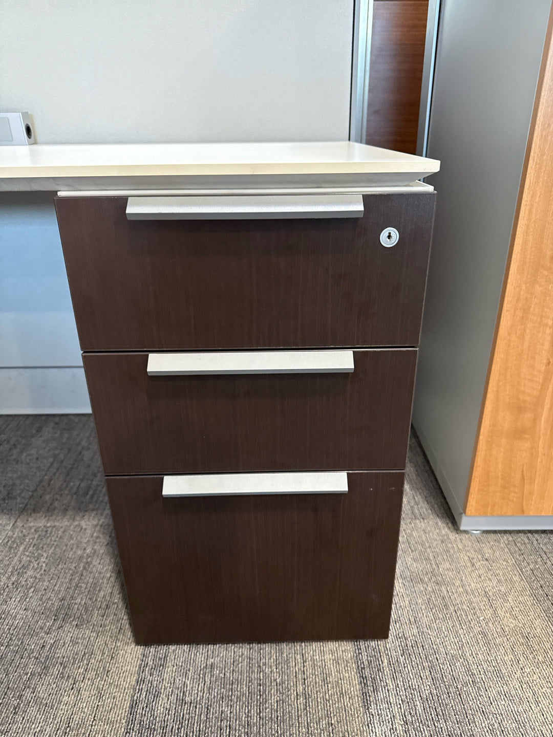 6' x 6' Teknion L-Shape Workstation w/BBF and 2 High Lateral