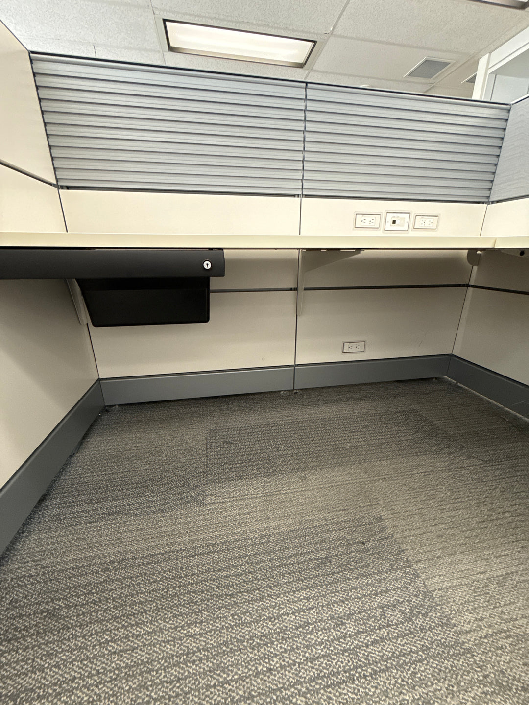 Teknion 6' x 6' L-Shape Workstation w/Storage Tower