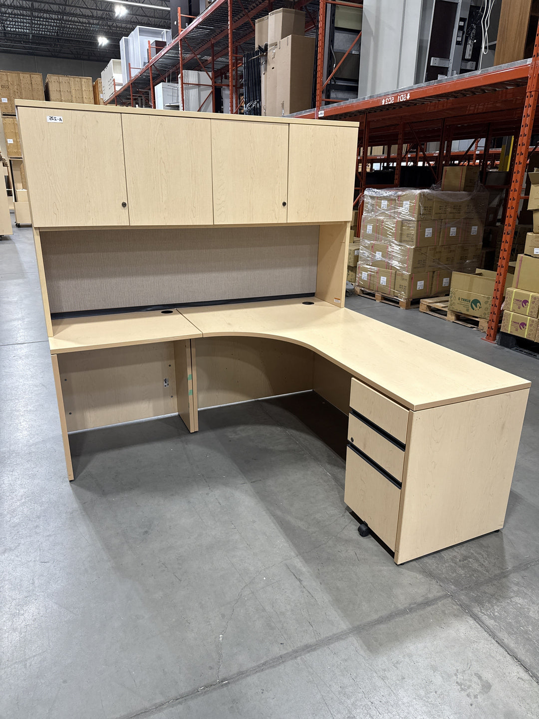 L-Shape Desk w/Hutch and BBF Ped