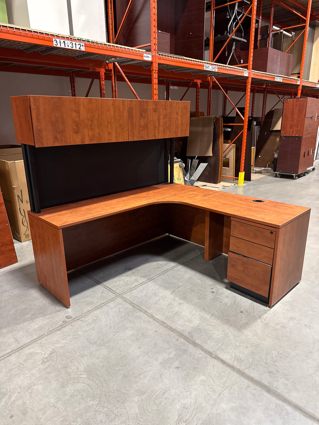L-Shape Desk w/Hutch, BBF Ped