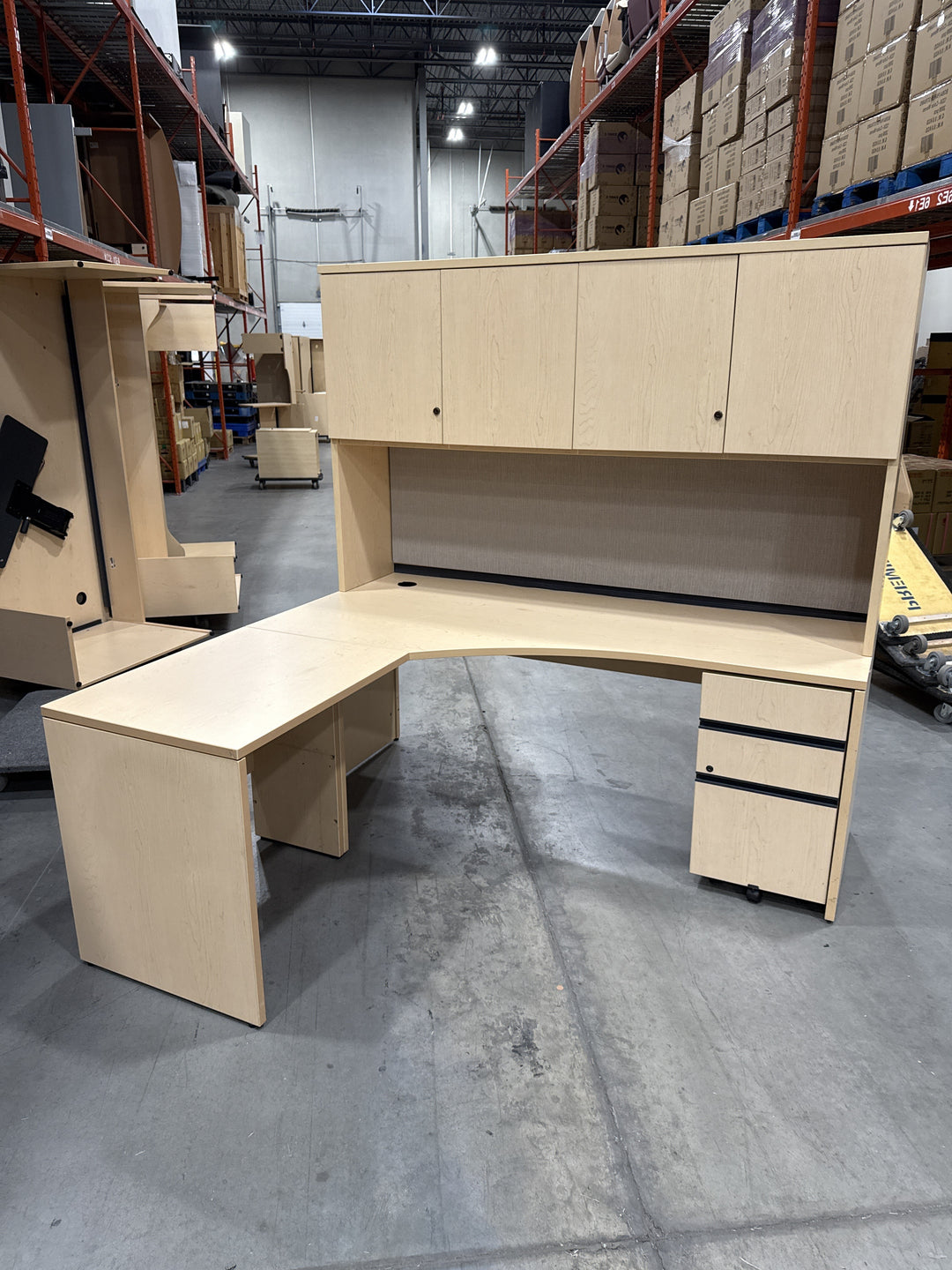 L-Shape Desk w/Hutch and BBF Ped