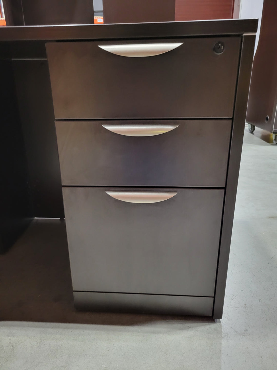 L-Shape Desk w/BBF Ped