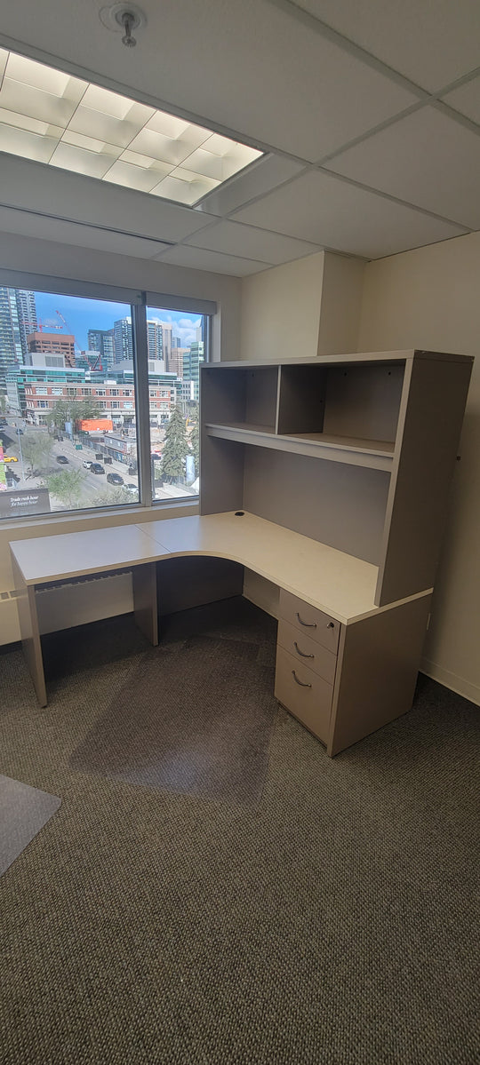 L-Shape Desk w/Hutch, BBF Ped