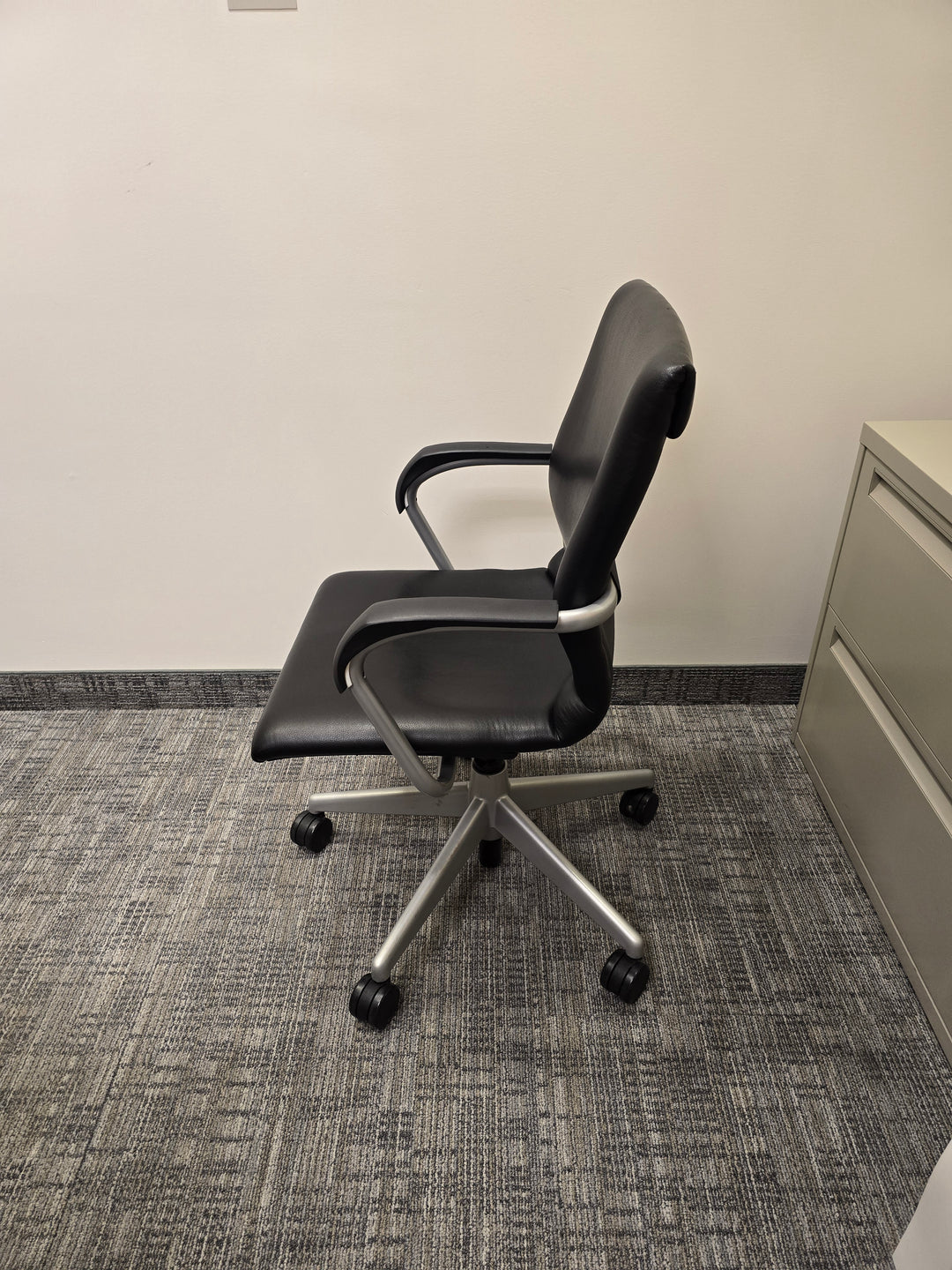 Steelcase Protégé Leather Meeting Chair