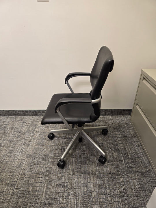 Steelcase Protégé Leather Meeting Chair