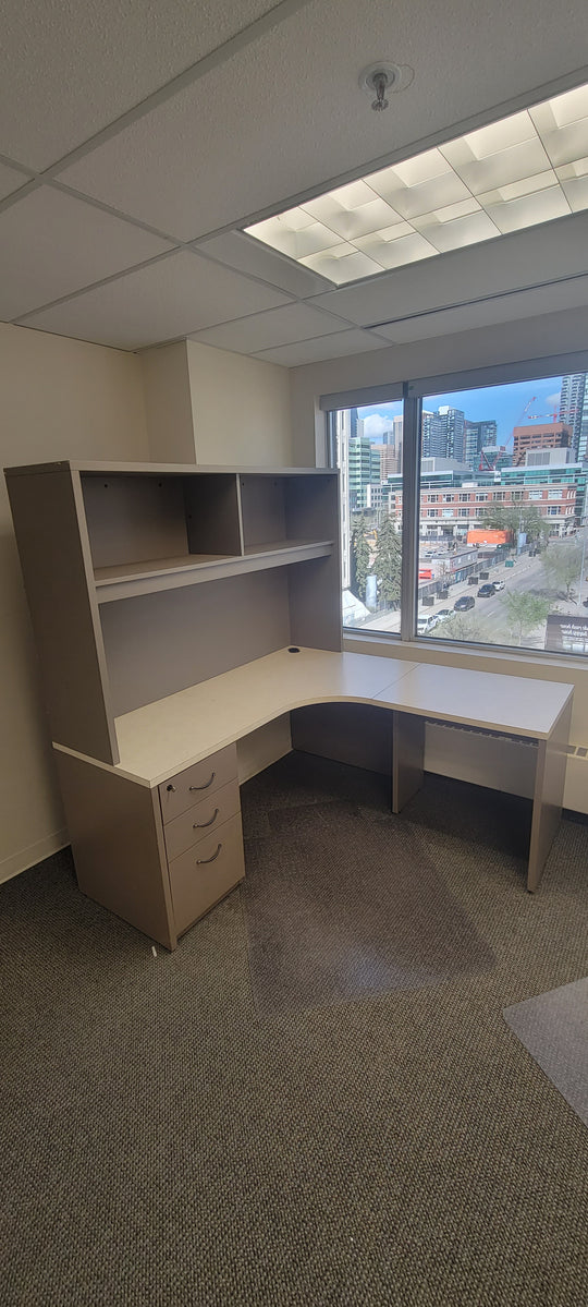 L-Shape Desk w/Hutch, BBF Ped