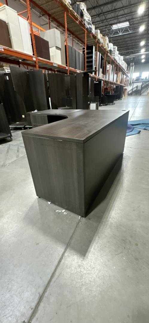 L-Shape Desk w/BF Ped (Scratches on Surface)