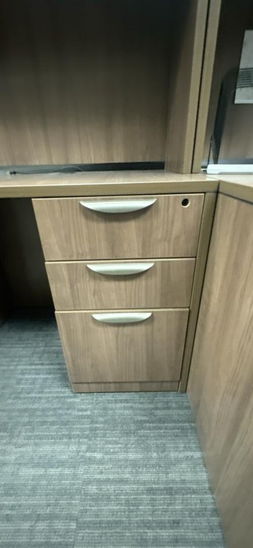 RH Bullet L-Shape Desk w/Hutch & BBF Ped (Scratches on Surface)