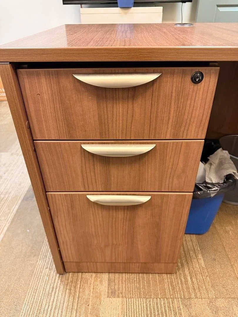 LH L-Shape Desk w/Hutch and BBF Ped (Surface Damage)