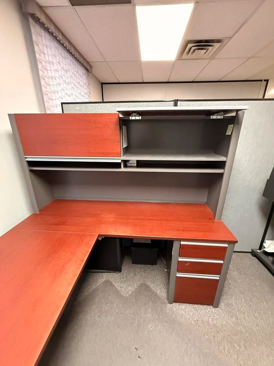 RH L-Shape Desk w/Hutch and BBF Ped (Minor Damage Interior)