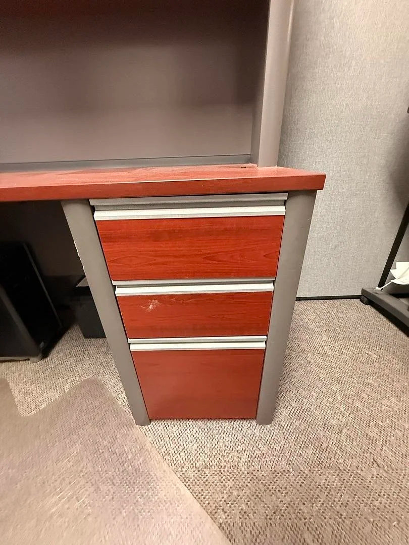 RH L-Shape Desk w/Hutch and BBF Ped (Minor Damage Interior)