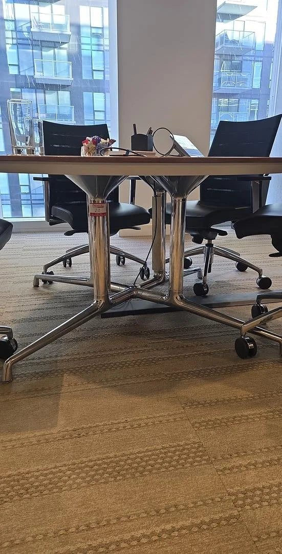 6' Round Meeting Table w/Grommet