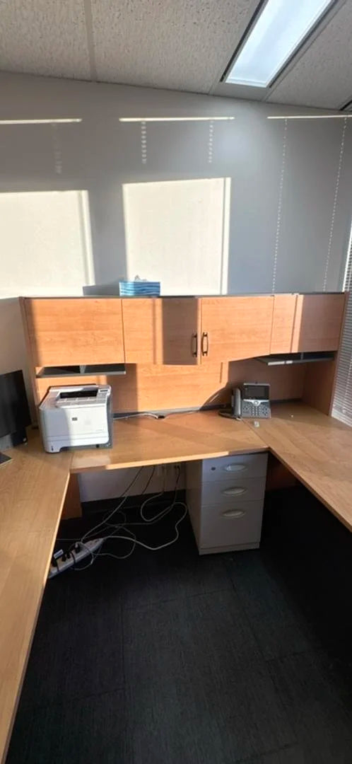 RH U-Shape Desk w/Hutch and BF Ped