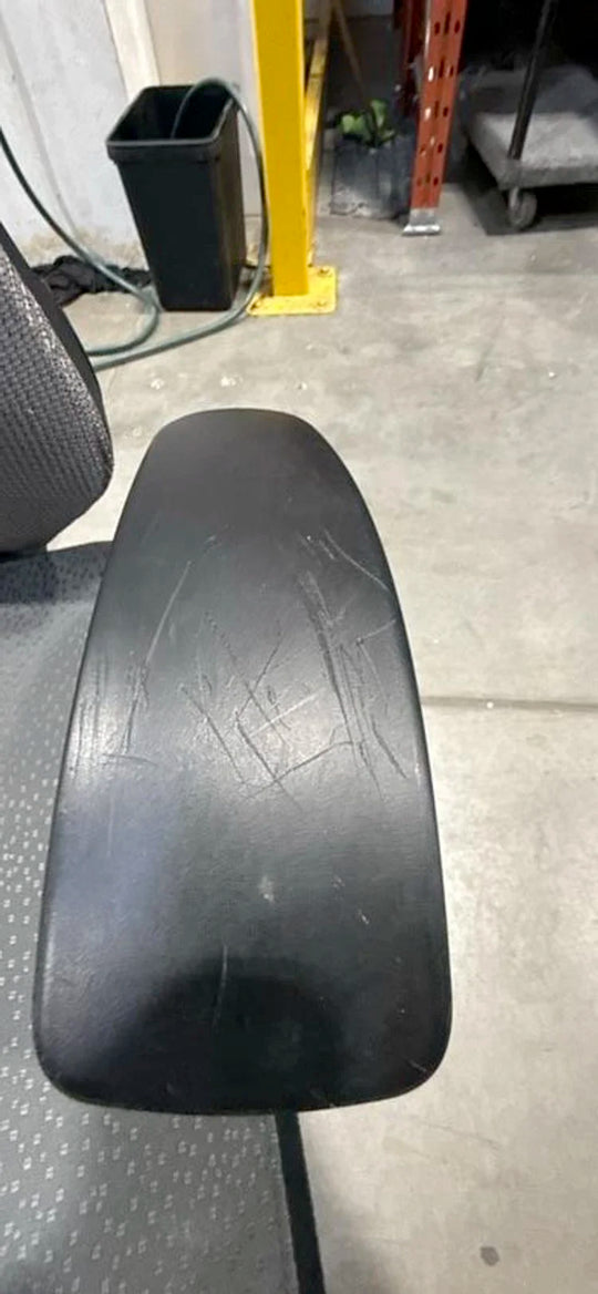 Itoki Global Mesh Back Task Chair (Scratched Arms)