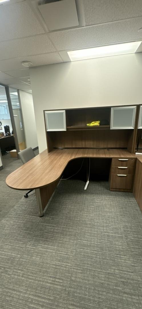 RH Bullet L-Shape Desk w/Hutch & BBF Ped (Scratches on Surface)