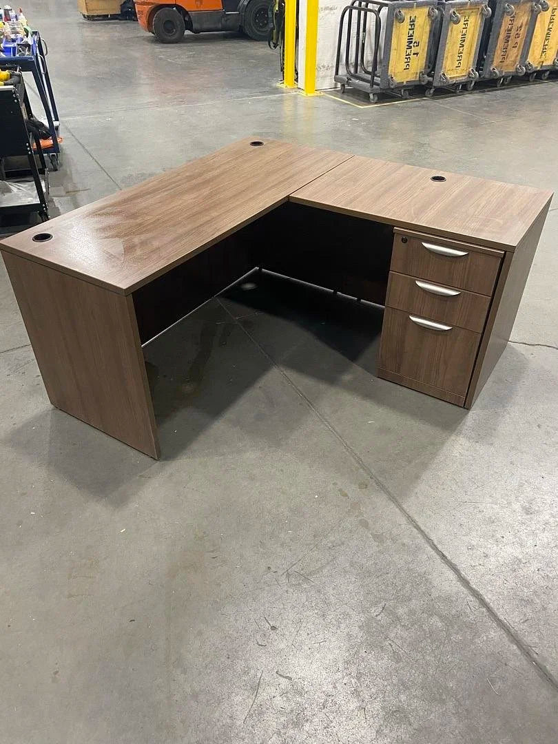 RH L-Shape Desk w/BBF Ped (Surface Scratch)