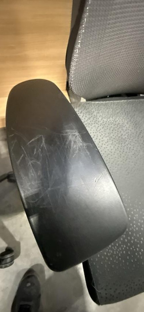 Itoki Global Mesh Back Task Chair (Scratched Arms)