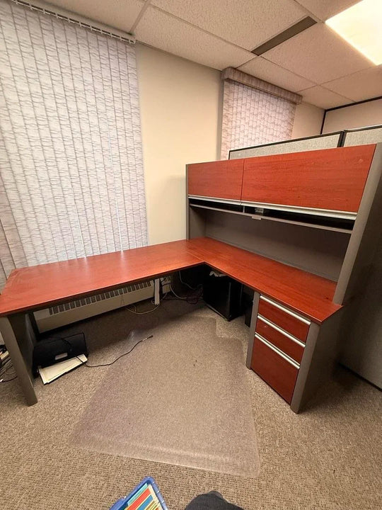 RH L-Shape Desk w/Hutch and BBF Ped (Minor Damage Interior)