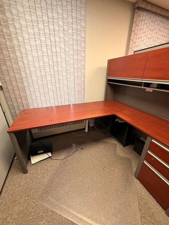 RH L-Shape Desk w/Hutch and BBF Ped (Minor Damage Interior)