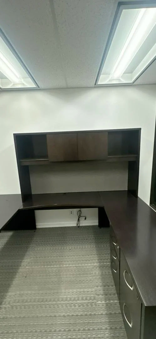 RH Bullet U-Shape Desk w/Hutch, BBF, FF Peds