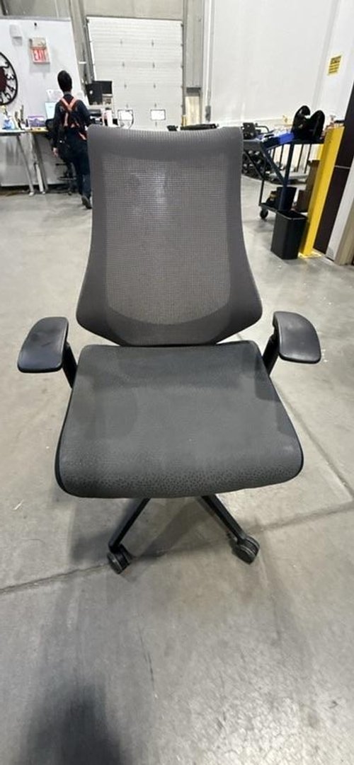 Itoki Global Mesh Back Task Chair (Scratched Arms)