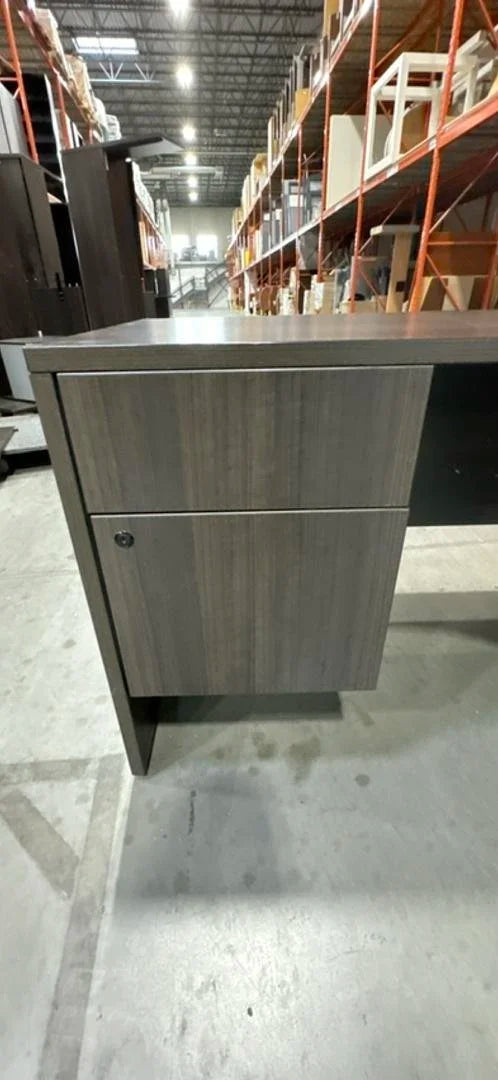 L-Shape Desk w/BF Ped (Scratches on Surface)