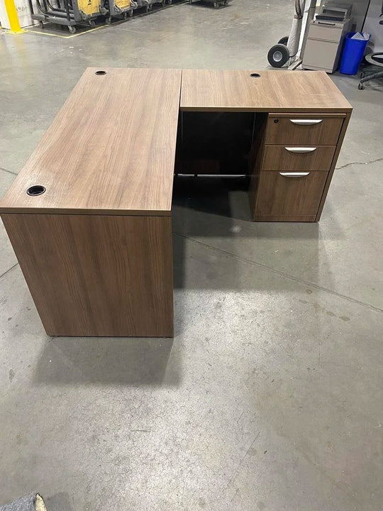 RH L-Shape Desk w/BBF Ped (Surface Scratch)
