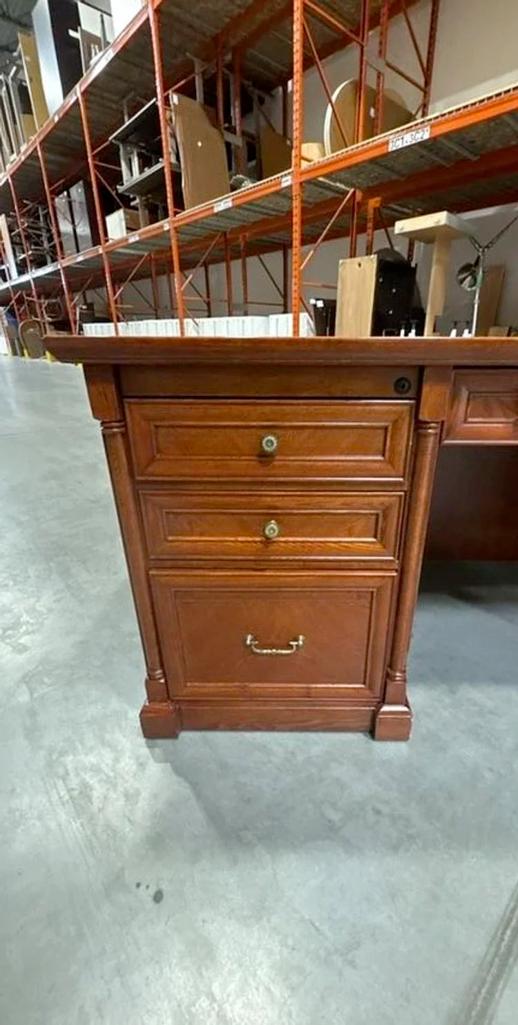 Executive Straight Desk w/2 BBF Peds