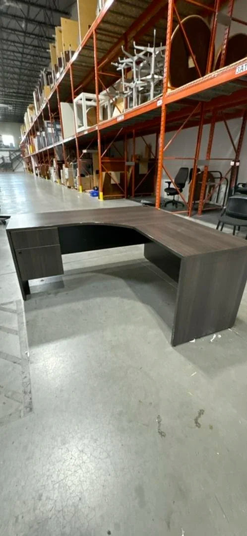 L-Shape Desk w/BF Ped (Scratches on Surface)