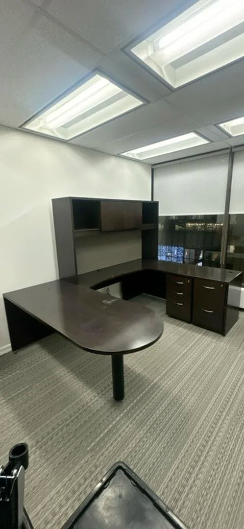 RH Bullet U-Shape Desk w/Hutch, BBF, FF Peds